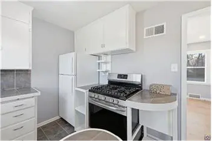 $850 : Rental property with 2 bedro image 3
