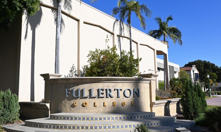 Fachada del edificio de  Fullerton College