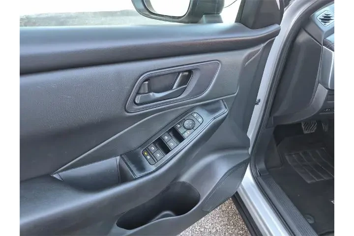 $17288 : Nissan Rogue 2024 S 4dr Cros image 9