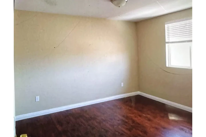 $1300 : Cuarto De Renta image 2