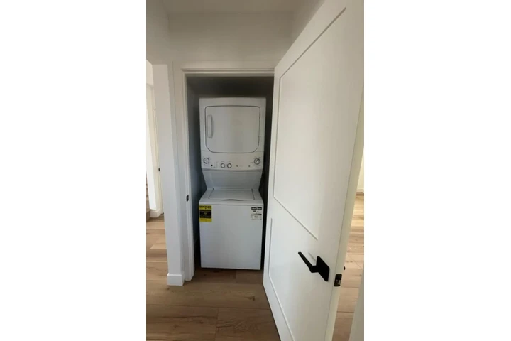 $1900 : 2 Bed 2Bath Apt in Vermont Ave image 2