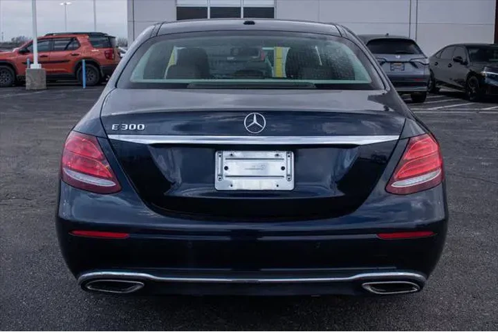 $20000 : Mercedes-Benz E-Class 2017 E image 4