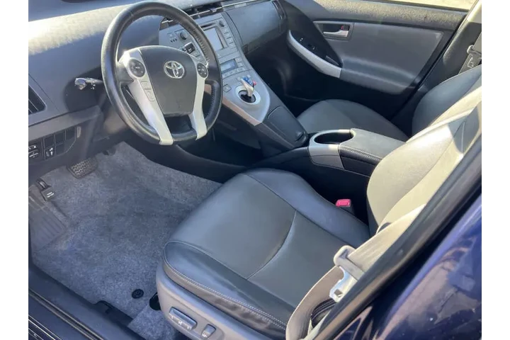 $10900 : 2013 Prius Four image 10