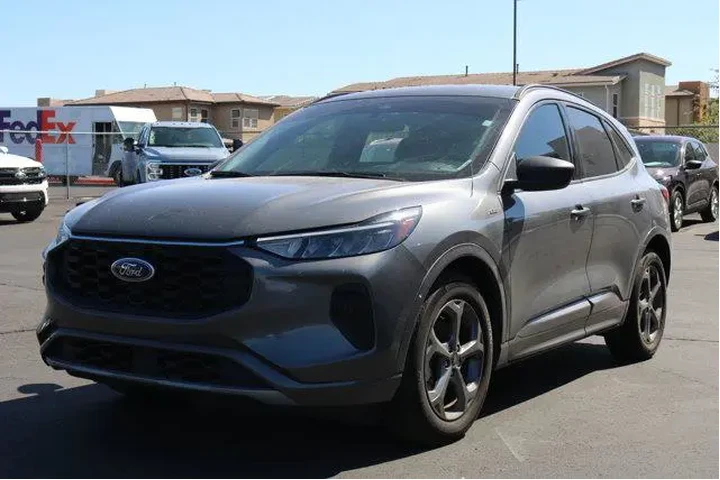 $19221 : Ford Escape 2023 ST-Line 4dr image 2