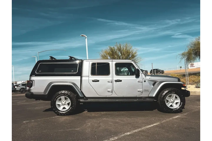 $30477 : Jeep Gladiator 2020 4x4 Over image 2