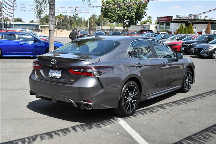 $28988 : Camry SE Sedan 4D image 8