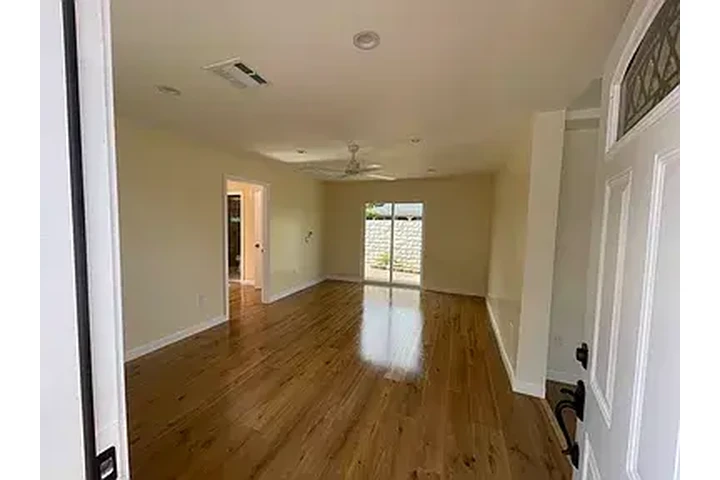 $2000 : Charming 2bed for rent in LA image 3