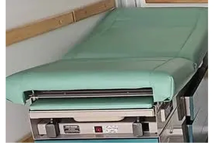 $600 : Ritter midmark 104 medical bed image 1