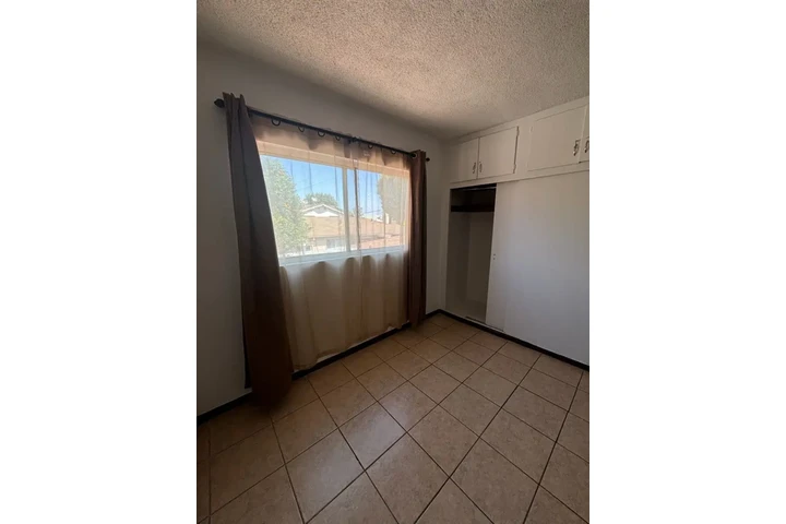 $2300 : HUNTINGTON PARK RENTO APTO. image 6