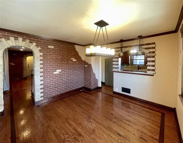 $1000 : spacious hardwood floors home image 4
