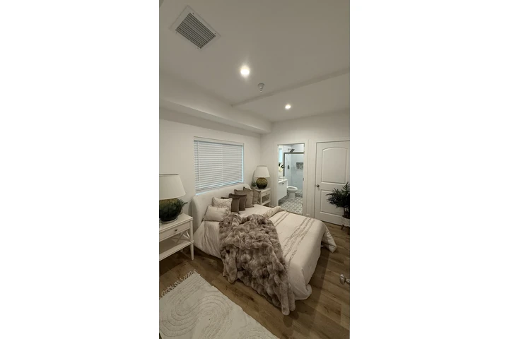 $4350 : North Hollywood Zona 91605 image 1