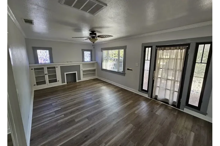 $900 : 2br-1bath Family home image 5