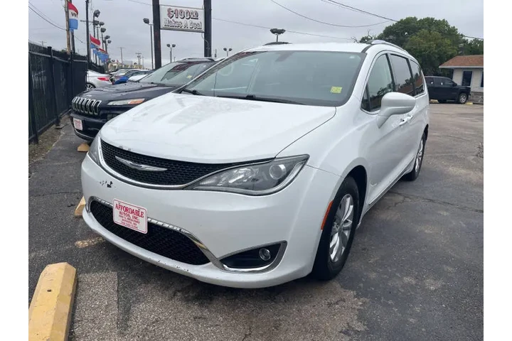 2019 Pacifica Touring L image 2