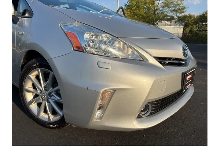 $10000 : 2014 Prius v Five image 7