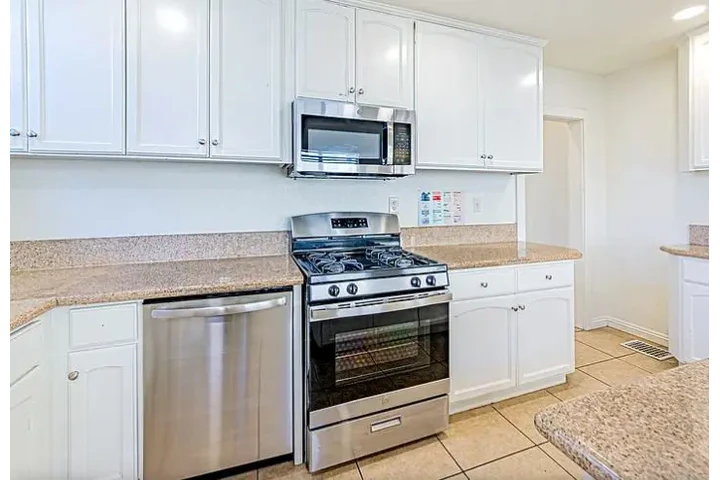 $1450 : 1 Bedroom Apt for rent in LA image 3