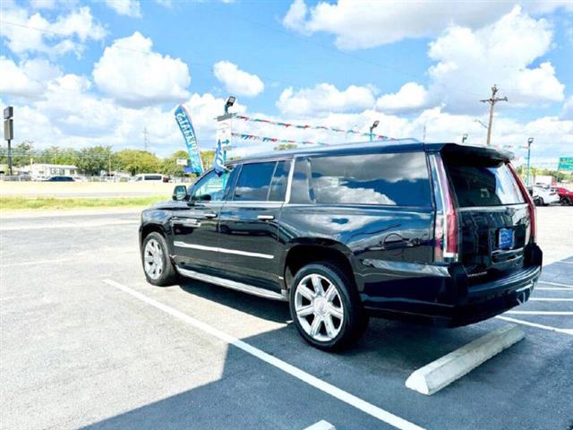 $29990 : 2017 Escalade ESV Luxury image 7