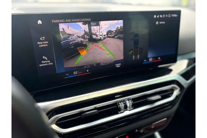 2023 BMW 3-Series 330i image 10