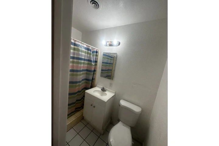 $1250 : Cuarto con baño image 3