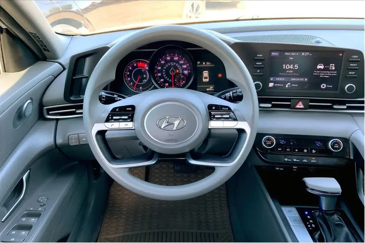 $16995 : Hyundai ELANTRA 2022 SEL 4dr image 6