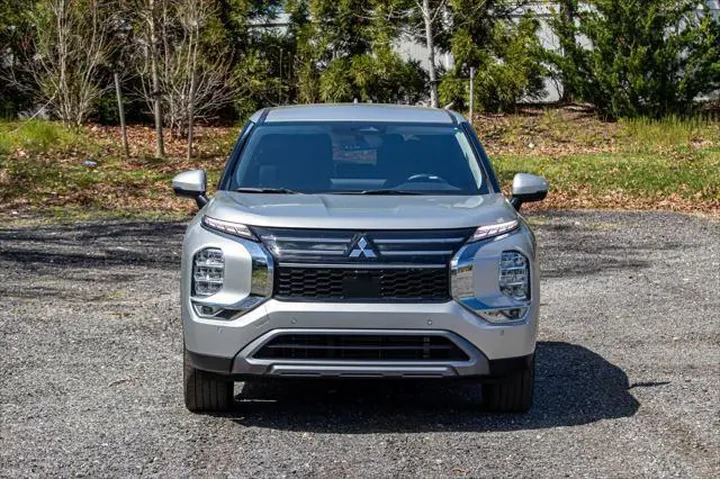 $22895 : Mitsubishi Outlander 2025 SE image 2