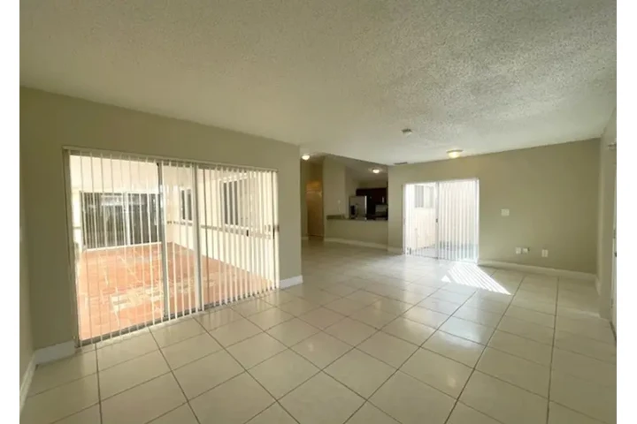 $2800 : 3Bedroom 2Bath House in Miami image 5