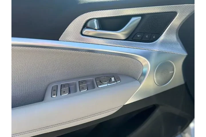 $27995 : Genesis G70 2022 AWD 2.0T 4d image 7