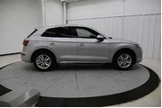 $31795 : Audi Q5 2023 AWD quattro S l thumbnail
