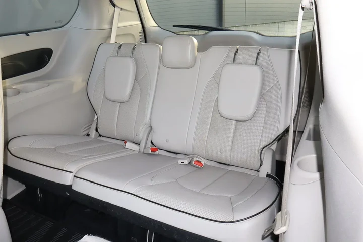 $15649 : 2018 Pacifica Hybrid Limited image 9