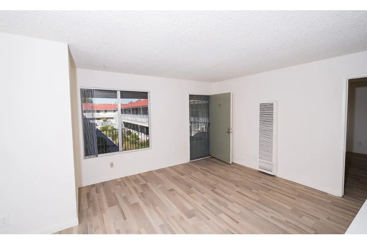 $2295 : Pioneer 2 Bd 1 Bath $2,295 image 8