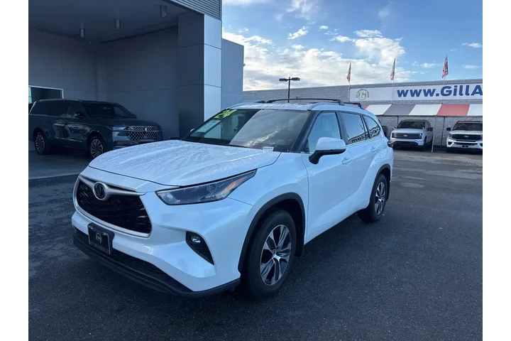 $38999 : Toyota Highlander 2024 LE 4d image 1