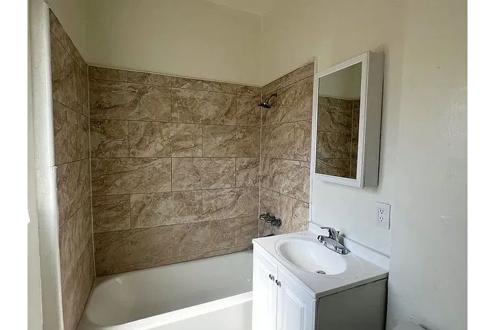 $1250 : Fresh 1bd 1ba @ Huntington image 6