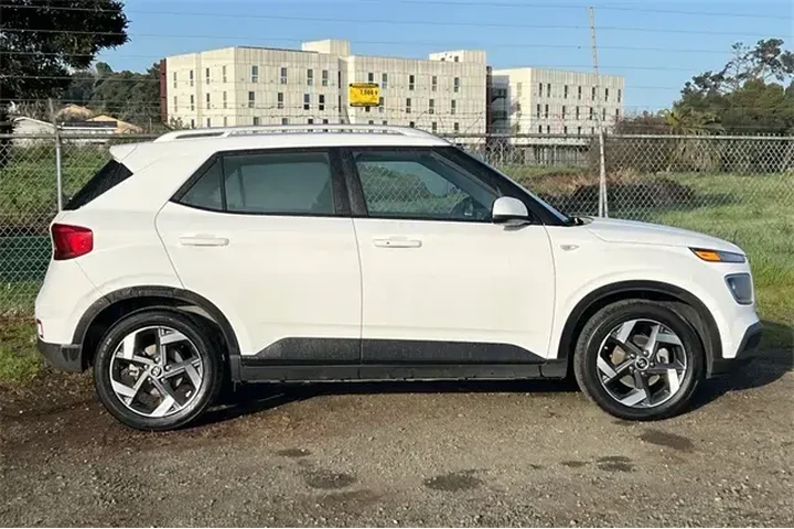 $19990 : Hyundai VENUE 2025 SEL 4dr C image 3