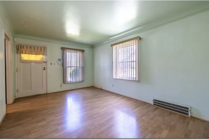 $900 : Nestled in a quiet friendly St image 5