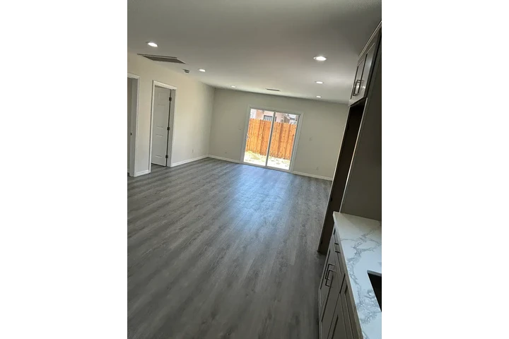 $1470 : Bell Gardens Renta Ready!! image 2