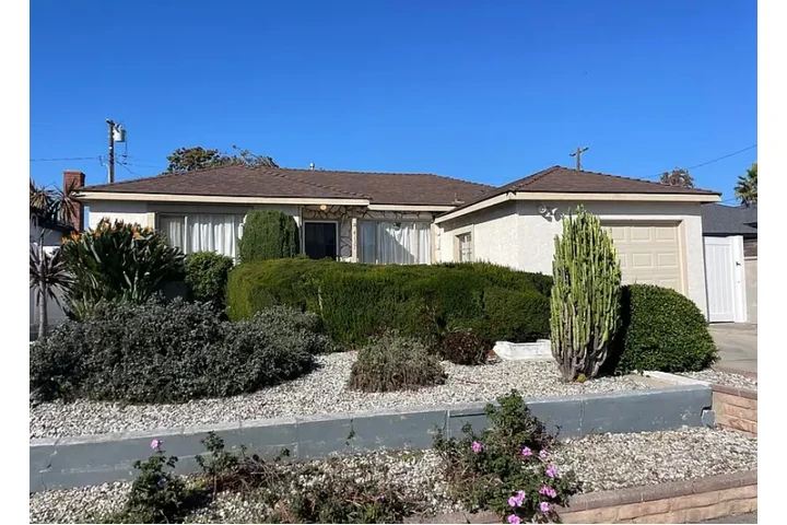 $1770 : 2 💢Beautiful casa🎄3.5Baths🌲 image 1