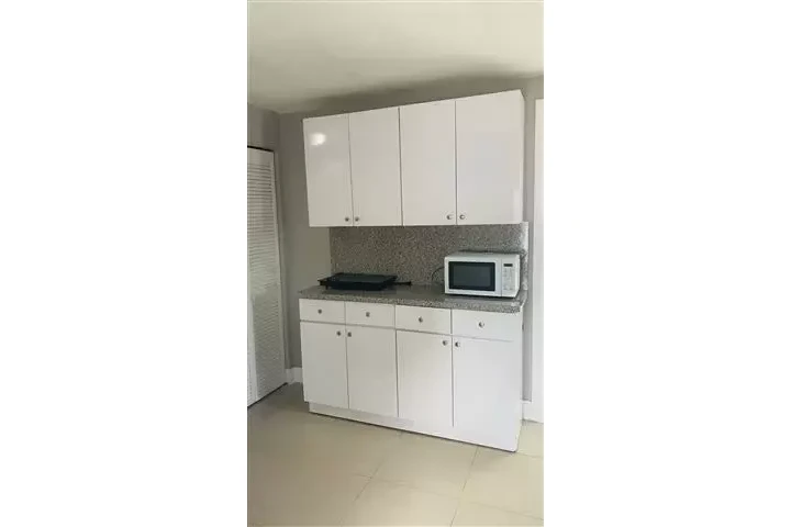 $1700 : Renta efficiency /  un cuarto image 2