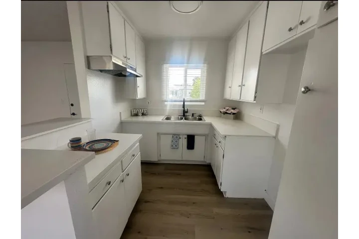 $1000 : espacioso de 1 dormitorio image 2