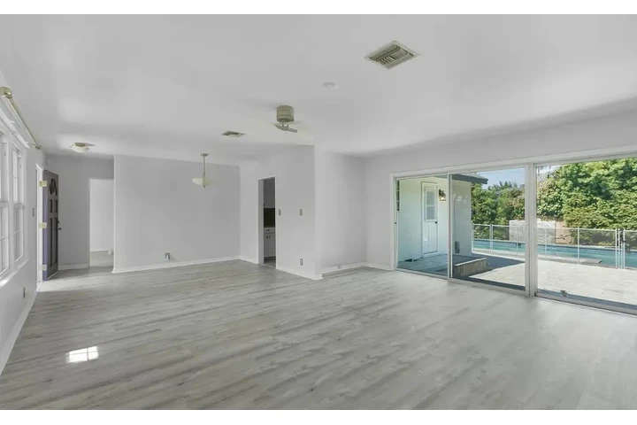 $4000 : 3 bedroom house available image 9