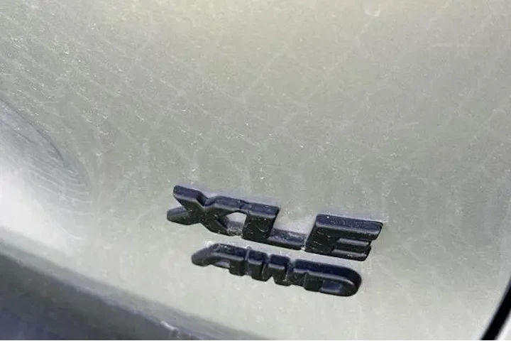 $31995 : Toyota RAV4 2024 AWD XLE Pre image 5