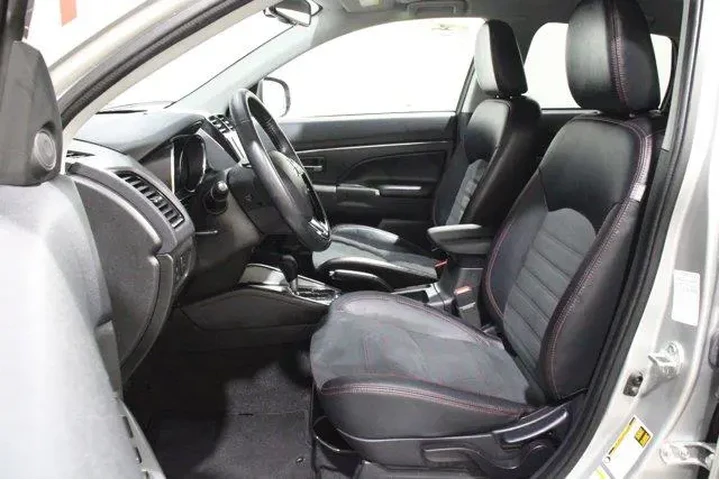 $25983 : Mitsubishi Outlander Sport 2 image 3