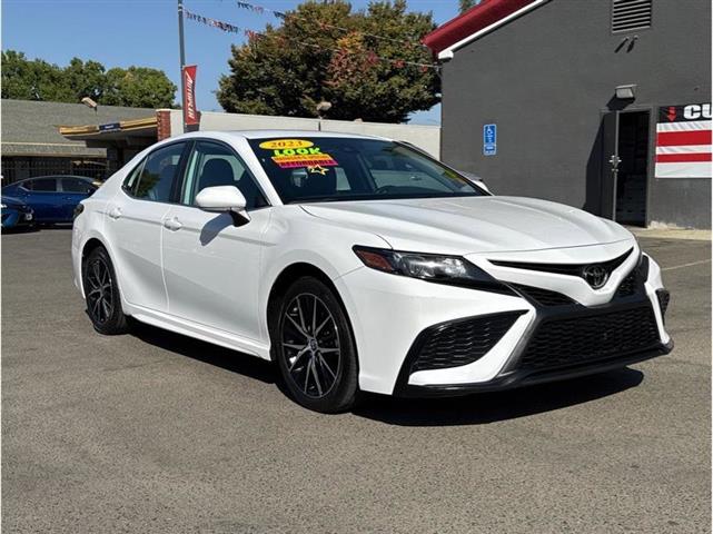 2023 Camry SE image 1