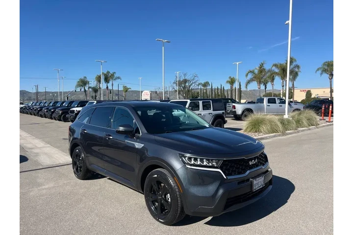 $20940 : Kia Sorento 2022 LX 4dr SUV image 2