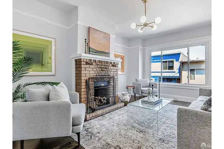 $1500 : This two-story beauty availabl image 5