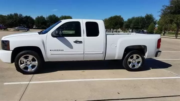 $8000 : 2011 Chevy SILVERADO LT Ext Ca image 2