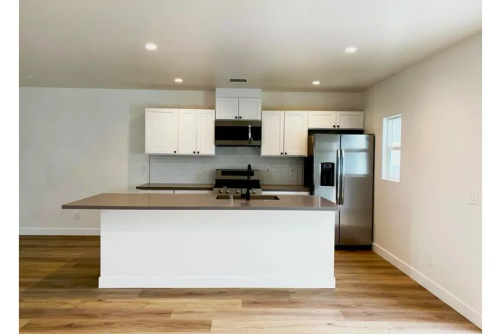 $2500 : 3 Bedroom House  in Koreatown image 2