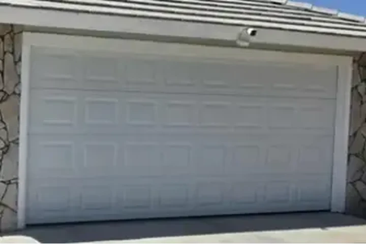 PUERTA DE GARAGE USADA 16X7 image 1