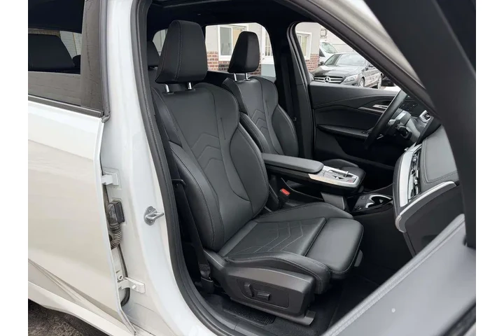 $37688 : BMW X1 2025 AWD xDrive28i 4d image 9