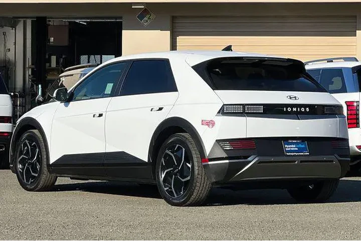 $23390 : Hyundai IONIQ 5 2024 SE 4dr image 9