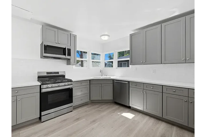 $900 : This spacious front home !!! image 5