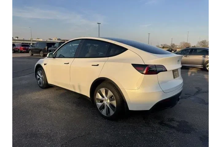 $29982 : Tesla Model Y 2022 AWD Long image 5